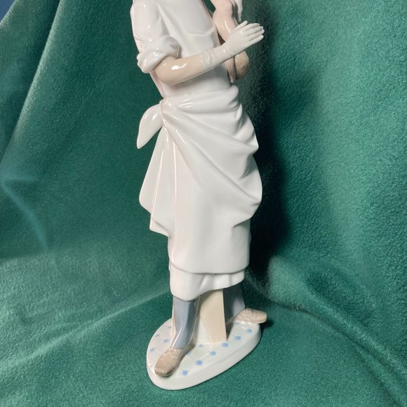 Lladro Obstetrician Doctor with Baby - Picture 8 of 10